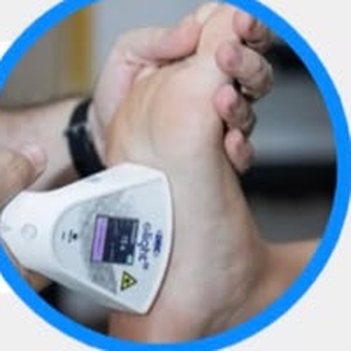 Aplicação de laser/LED no pé de um paciente