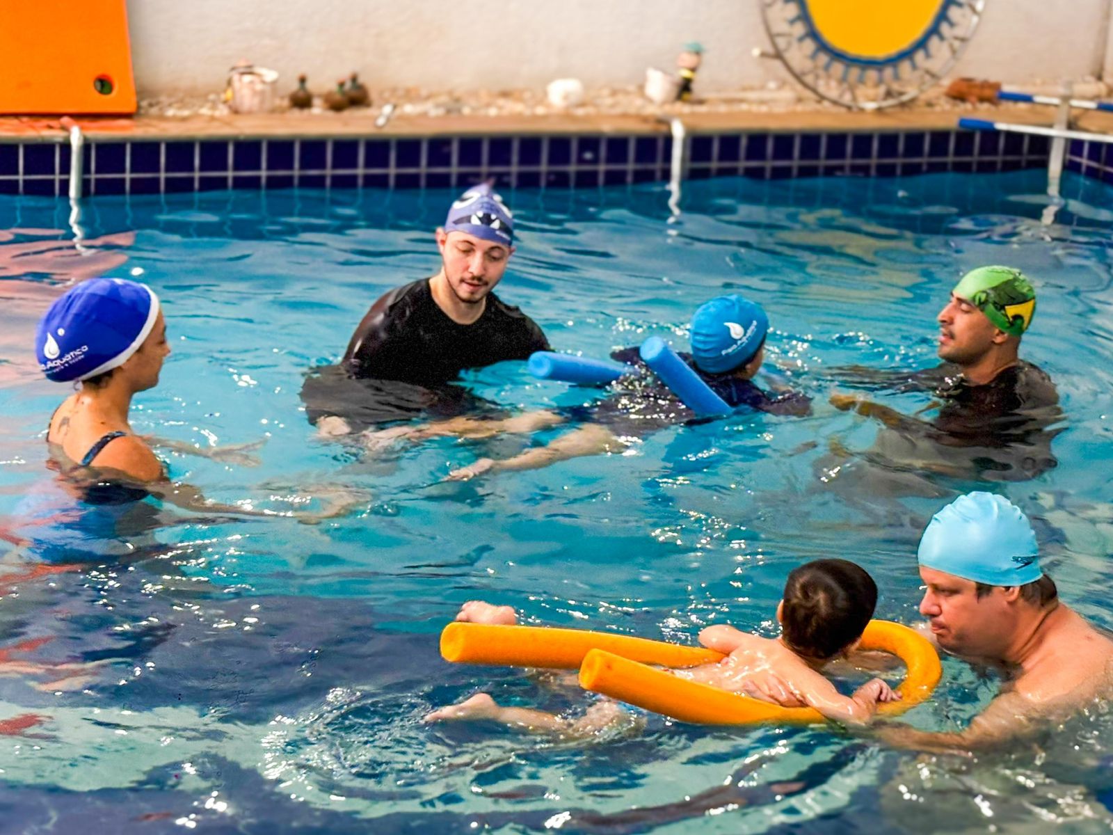 Crianças em atividade aquática com acompanhamento profissional na piscina aquecida da Fisio Aquática